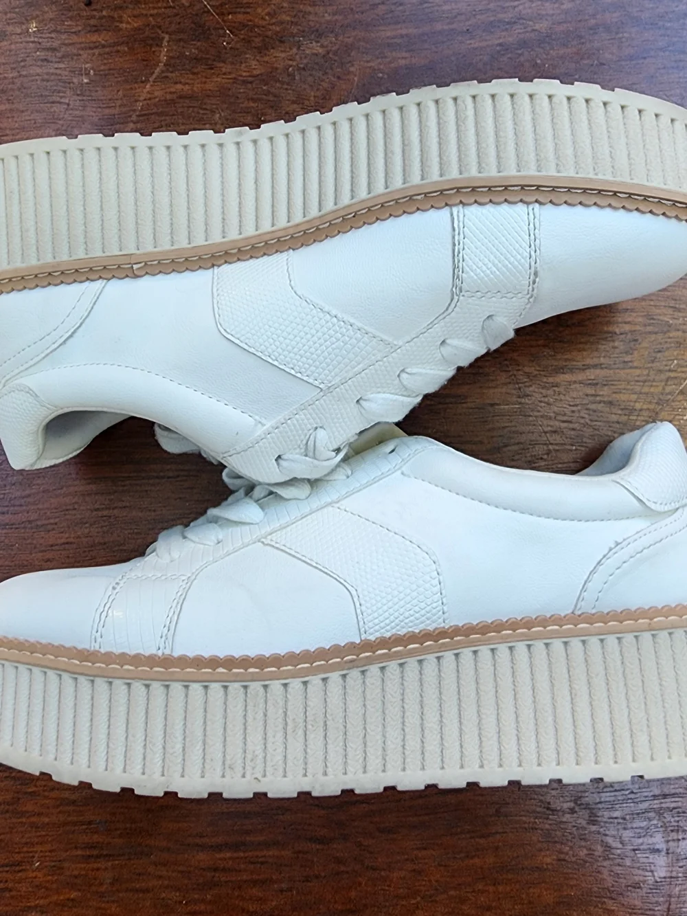 DV Dolce Vita Bubbles White Platform Sneakers Leather Lace Up Shoes Size 10